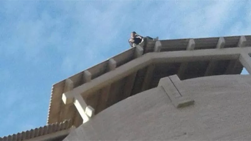 عامل يهدد بالانتحار بسبب النقل التعسفى فى الغربية