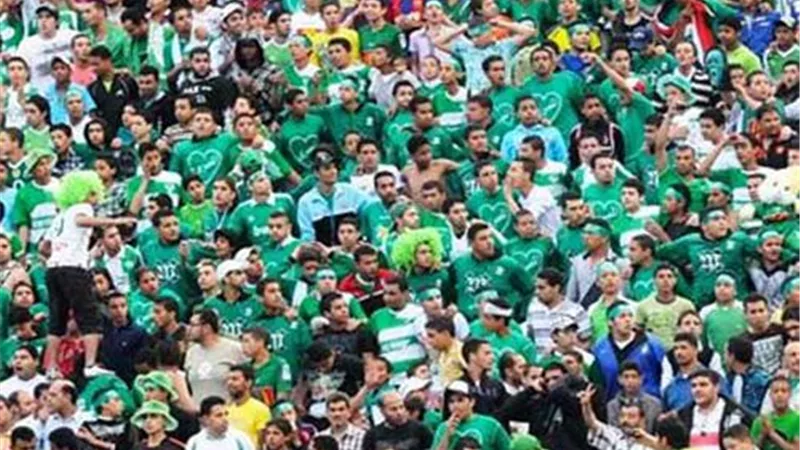 اشتباكات بين جمهور الاتحاد وسموحة بملعب برج العرب.. فيديو