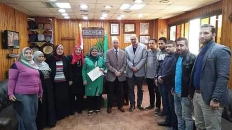 وكيل وزارة الصحة يكرم ثناء عبدالغفار لبلوغها سن المعاش