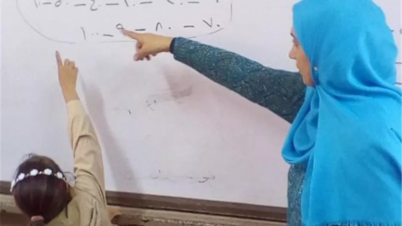 وكيلة تعليم الخانكة تتابع تطبيق النظام التعليمي الجديد علي الصفوف الأولى