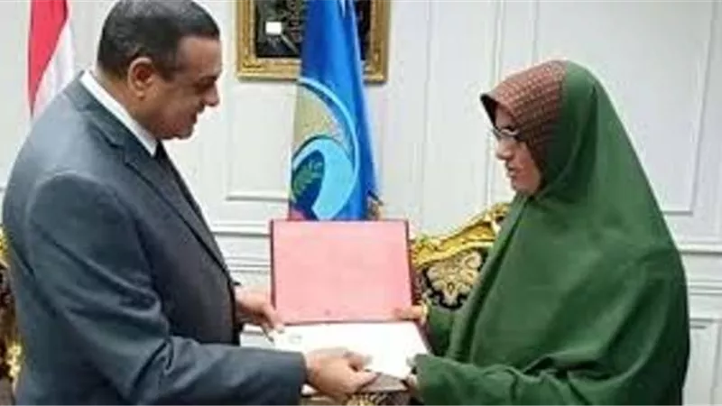 صرف مبلغ 5000 جنيه لأم علي سائقة التروسيكيل بالبحيرة