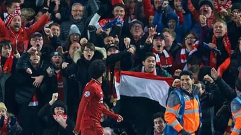بالصور.. شاهد علم مصر في مدرجات ليفربول ونابولي