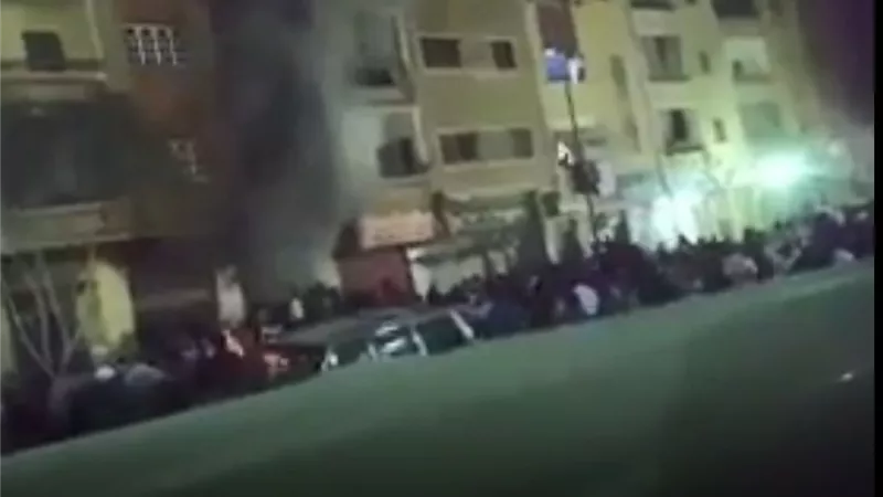 شاهد.. إخماد حريق داخل شقة سكنية بالمعصرة