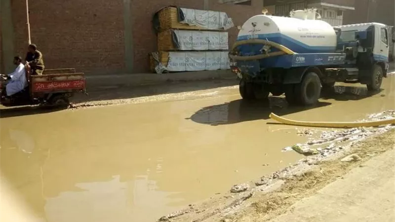 غرق طريق كوم امبو الاسماعيليه بمياه الصرف الصحى