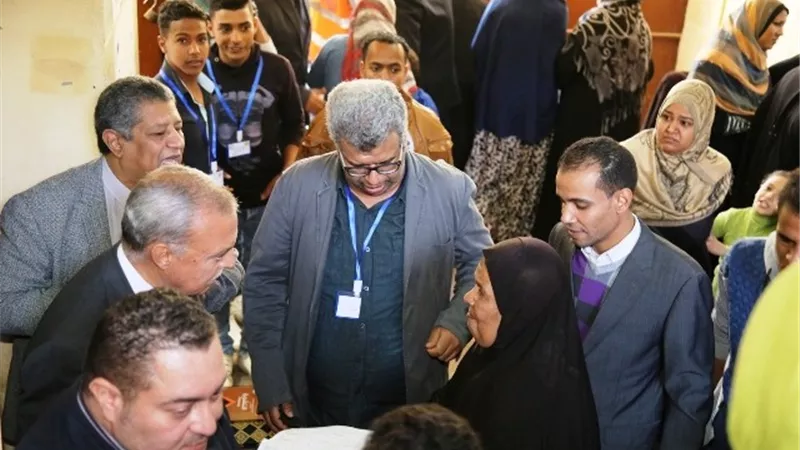 توقيع الكشف على 985 مواطناً بالمجان فى قافلة طبية بقنا
