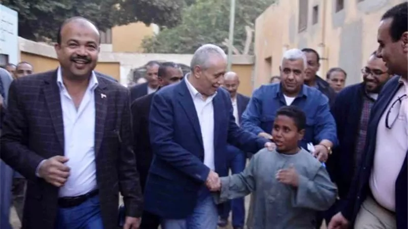 جولة لمحافظ الأقصر بالمشروعات الخدمية بأرمنت وإسنا..بالصور