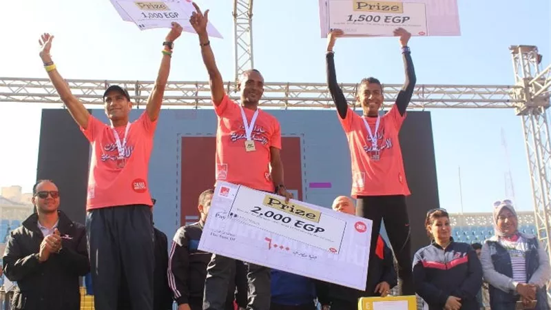 توزيع الجوائز على الشباب الفائز في ماراثون الإسكندرية