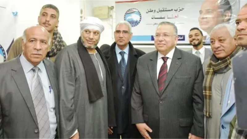 رئيس مستقبل وطن يتفقد تجهيزات مقر الحزب بقنا