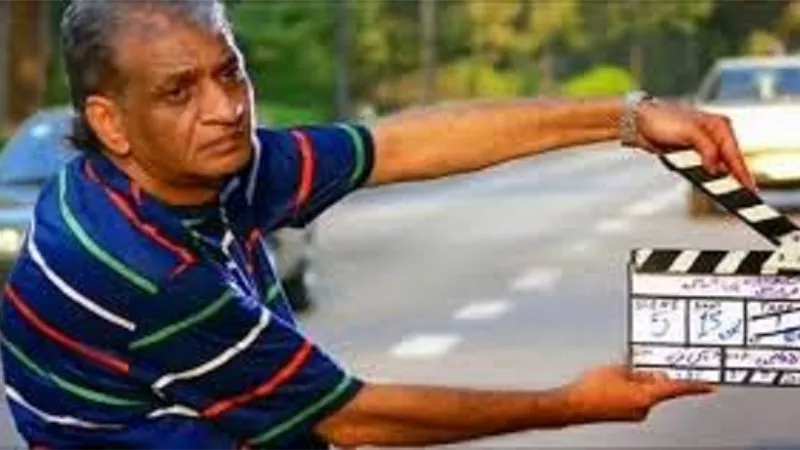 السبكى يحتفل بعيد ميلاده مع أبطال فيلمه الجديد.. صور