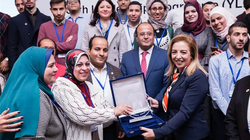 وفد وزارة الشباب المصرية يهدى درع لوزيرة الرياضة التونسية