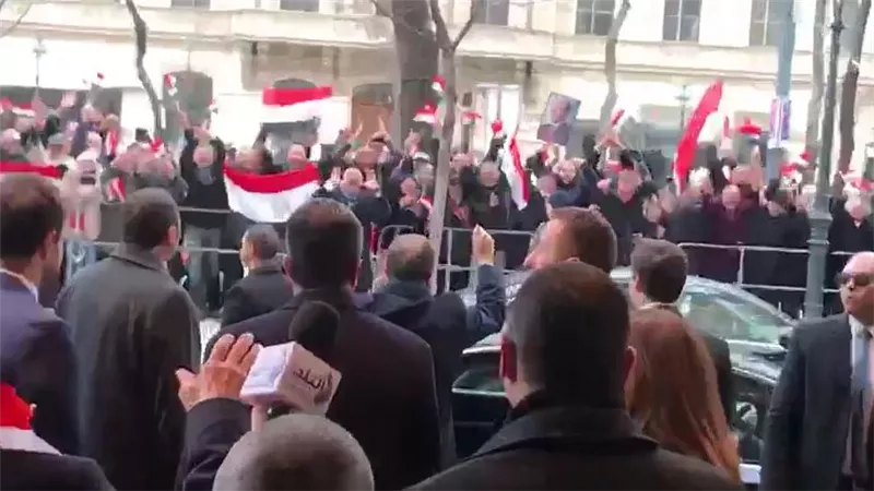 الرئيس يرد التحية على الجالية المصرية بفيينا