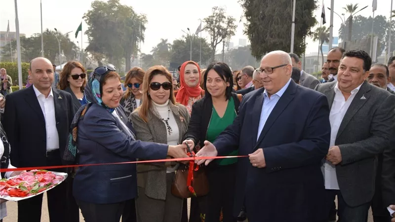 رئيس جامعة عين شمس يفتتح المعرض الخيرى للملابس