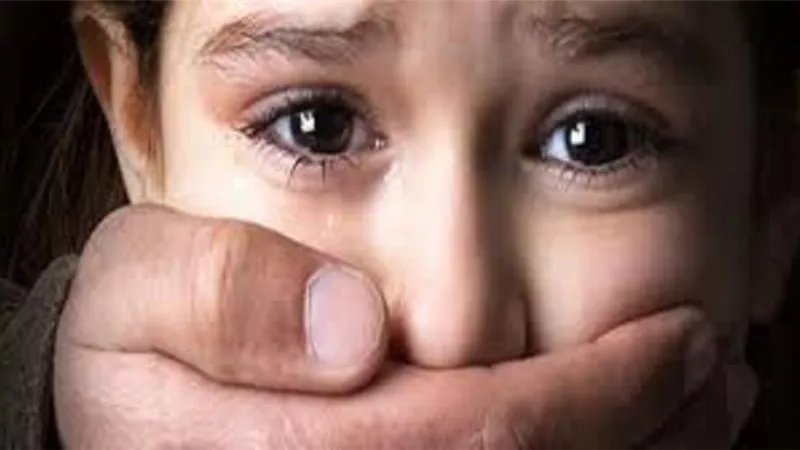 إحالة مغتصب طفلة الدقهلية وشريكيه للجنايات