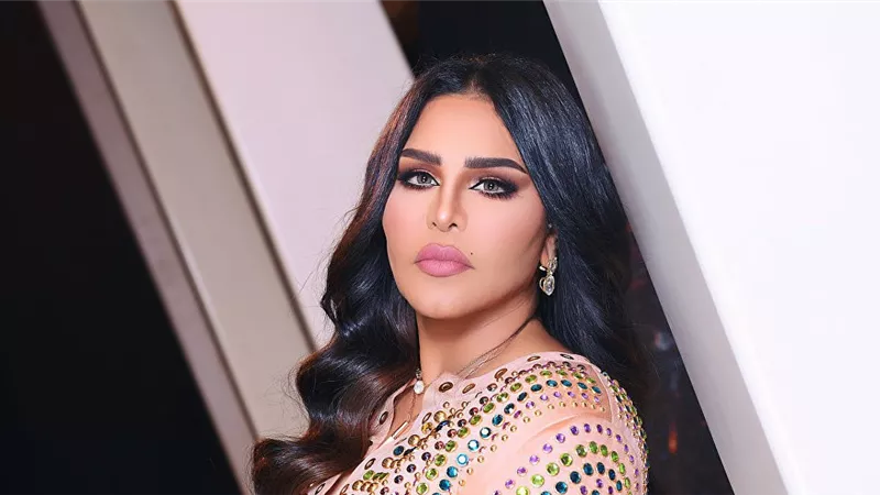 شاهد.. كيف تصرفت أحلام مع سيدة مسنة على متن الطائرة