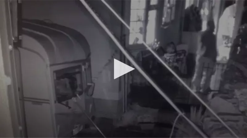 هددها بقتل اطفالها .. والكاميرا ترصد مشهد مجنون للص