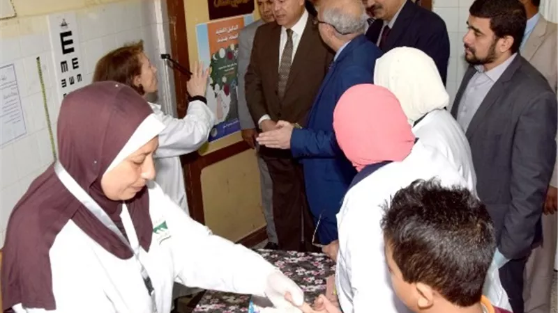 محافظ بني سويف يطمئن على حالة تلميذ مصاب بالأنيميا