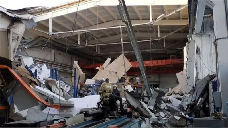 3 قتلى و4 مصابين في انهيار مبنى بمقاطعة موسكو..صور
