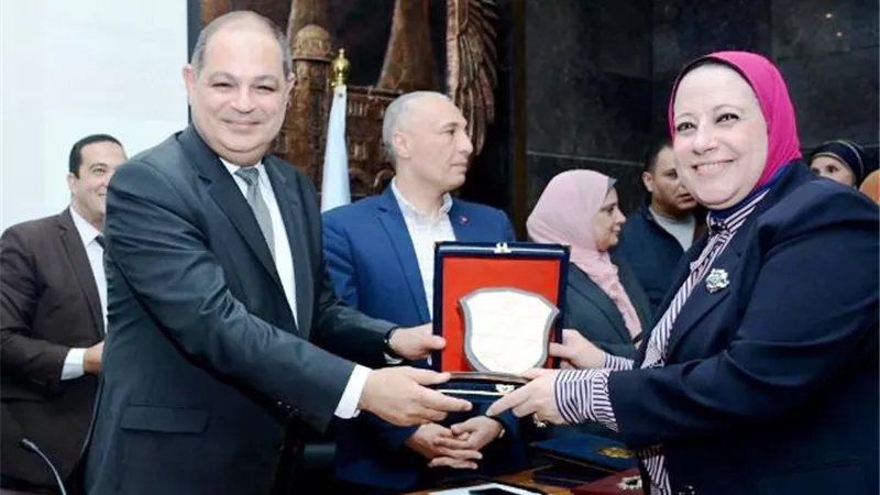 محافظ الغربية يكرم صالون ابوباشا الثقافى