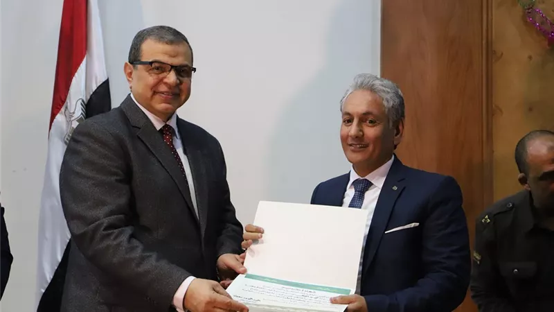 سعفان يسلم 46 عقد عمل للمعاقين .. و71 شهادة أمان للعمالة بشركة للدواجن