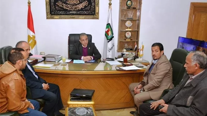 محافظ سوهاج : التنسيق بين المؤسسة والجهات المعنية يخدم مصلحة المواطن
