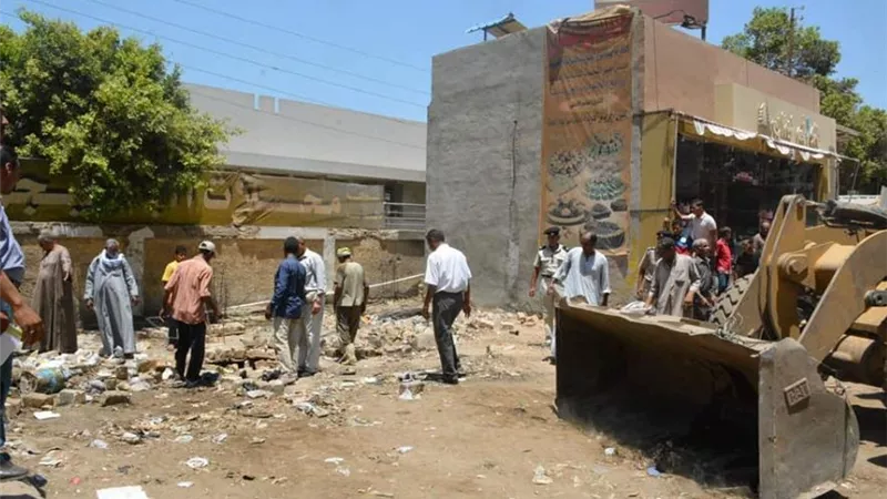 حملات نظافة بميدان العارف والسوق وصيانة أعمدة الكهرباء بسوهاج