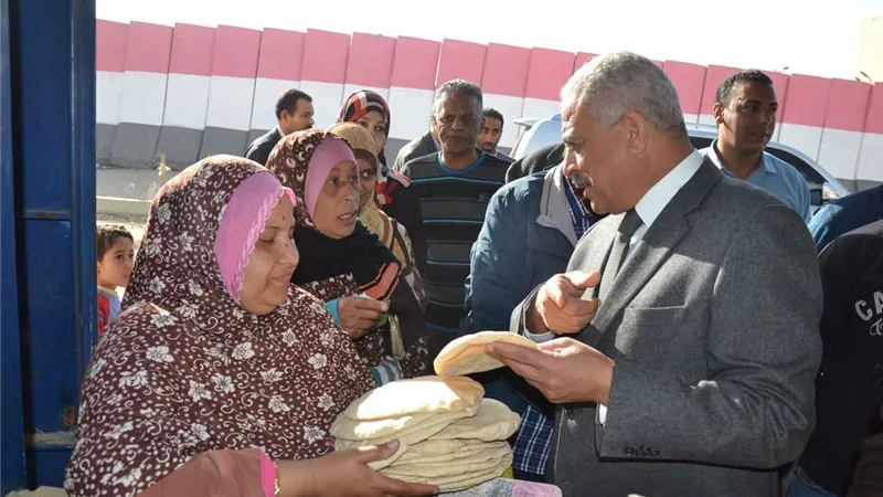صقر يتفقد مجمعات المخابز وحالة النظافة بشوارع السويس .