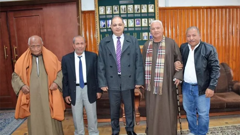 السعيد يستقبل متبرع بقطعة أرض لبناء مدرسة للتعليم الأساسى .. صور