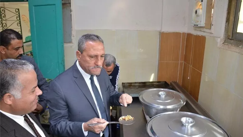 محافظ الاسماعيلية في مطبخ مدرسة الصم وضعاف السمع