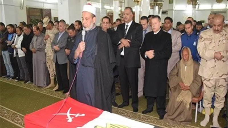 عبد الجابر و عز العرب يتقدمون جنازة شهيد الواجب