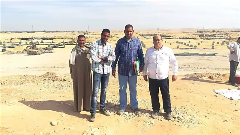 تسليم 8 قطع أراضى جديدة للمستثمرين بمنطقة البغدادى الصناعية بالأقصر