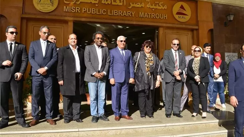 وزيرة الثقافة ومحافظ مطروح فى جولة تفقدية بمكتبة مصر العامة بمطروح