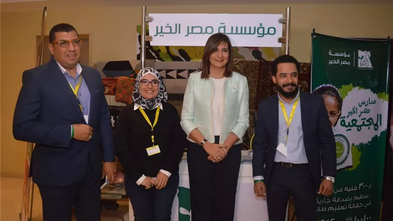 وزيرة الهجرة تتفقد جناح 