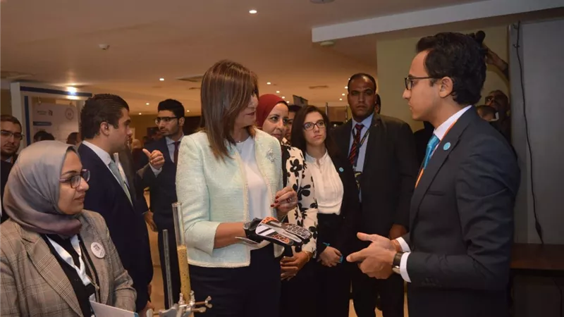 وزيرة الهجرة تتفقد جناحي الأكاديمة الوطنية لتأهيل الشباب ومدينة زويل