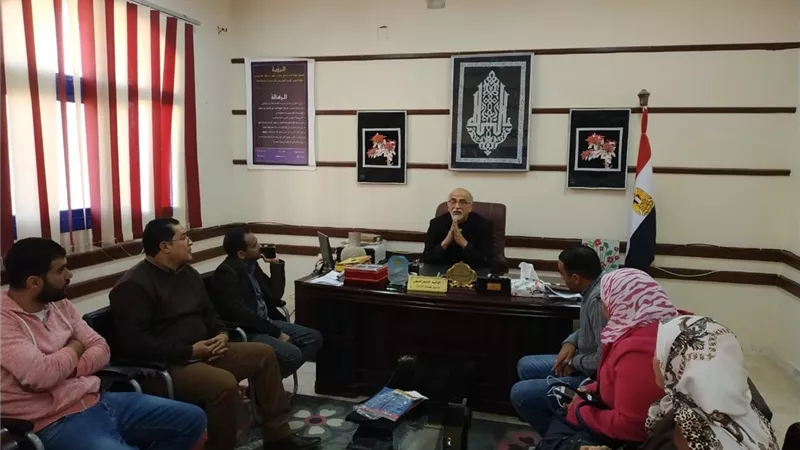 مدير تعليم العبور يواجه مشكلات أولياء أمور المدارس الرسمية