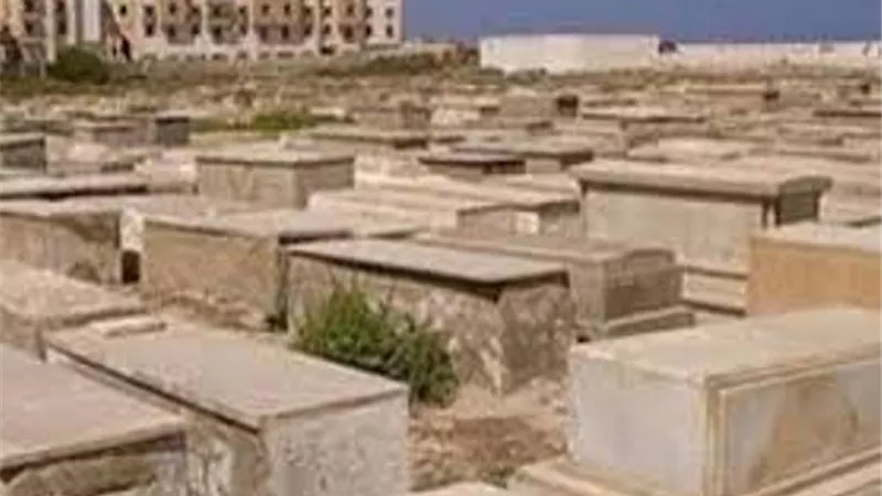 شاب يقتحم مدافن السيدات لممارسة الجنس مع الجثث