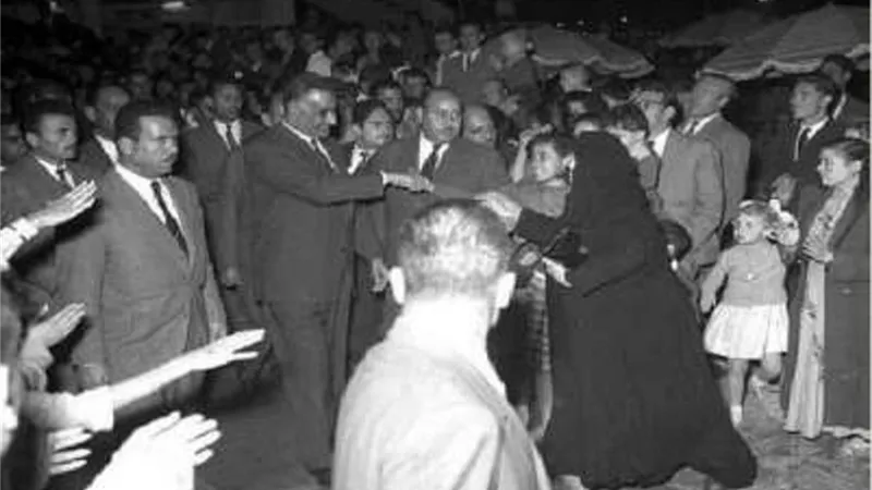 مواقف إنسانية للرئيس عبد الناصر مع بناة السد العالى .. صور