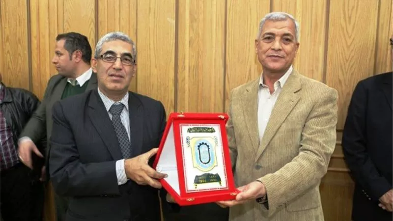 درع الاتحاد المحلى لعمال المنوفية للمحافظ لاهتمامه بقضايا العمال