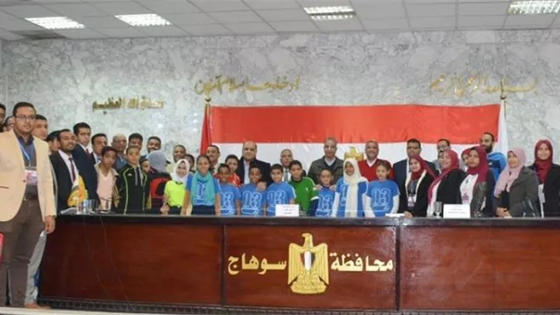 محافظ سوهاج يطلق مبادرة لتكوين فرق عمل لتطوير منظومة النظافة