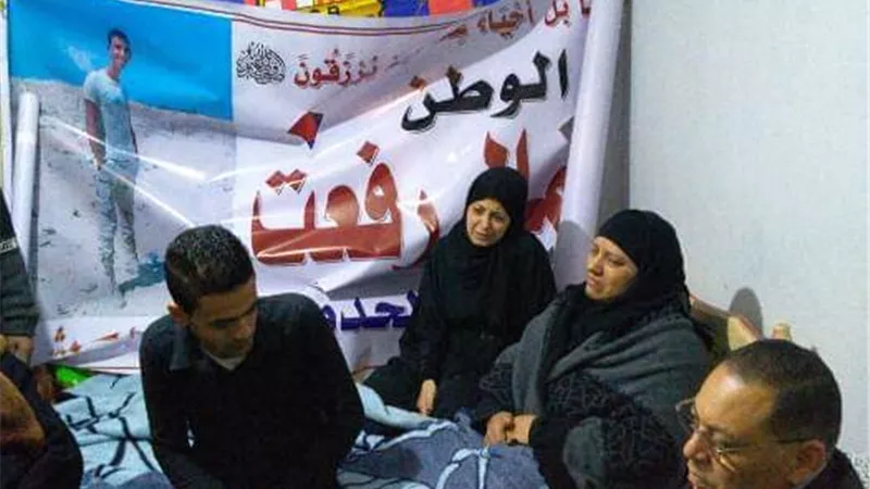 محافظ الشرقية يؤدي واجب العزاء لأسرة شهيد الواجب والوطن إبن ديرب نجم