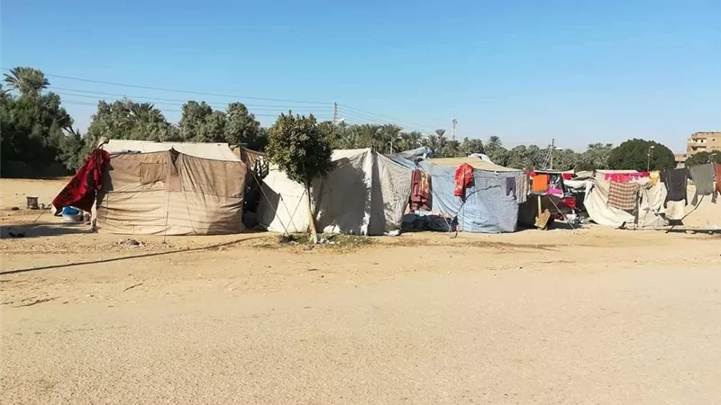 رحالة روبابيكيا يشدون خيامهم بمقابر المسلمين جنوب شرق الأقصر