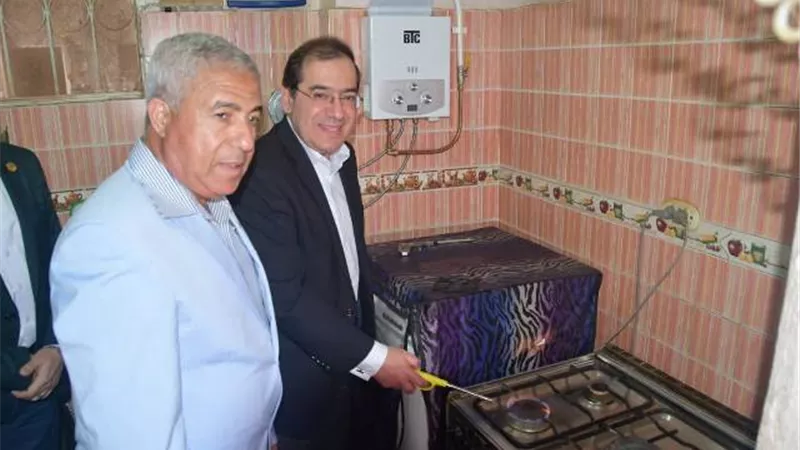 وزير البترول ومحافظ أسوان يتفقدان مشروع توصيل الغاز بمدينة الصداقة الجديدة.. صور