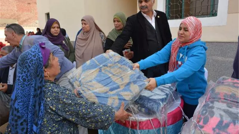 نائب محافظ الجيزة توزع 400 بطانية بالعياط