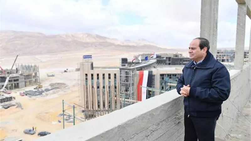 السيسي يتفقد المشروعات القومية بهضبة الجلالة فجرا صور