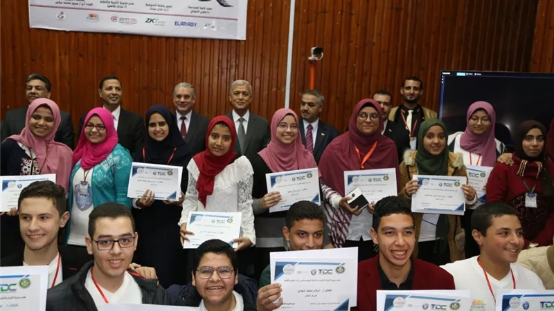 محافظ المنوفية يكرم الطلاب الفائزين بمعرض العلوم والهندسة