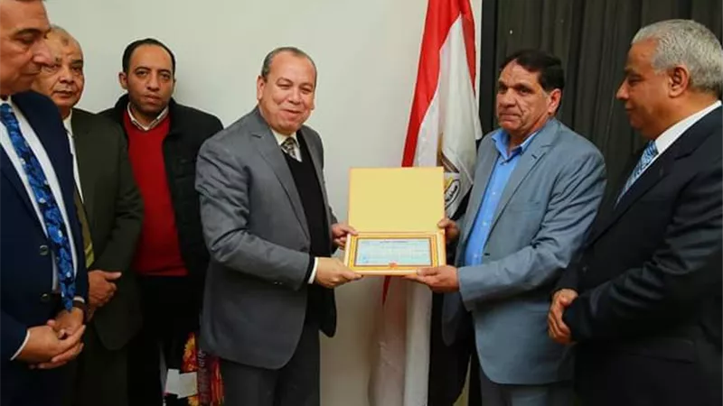 محافظ كفرالشيخ يكرم رئيس مدينة الرياض لبلوغه السن القانونية