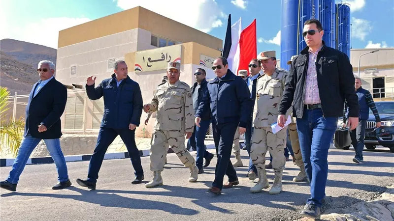 شاهد بالصور . . جولة الرئيس السيسى داخل مصانع جبل الجلالة