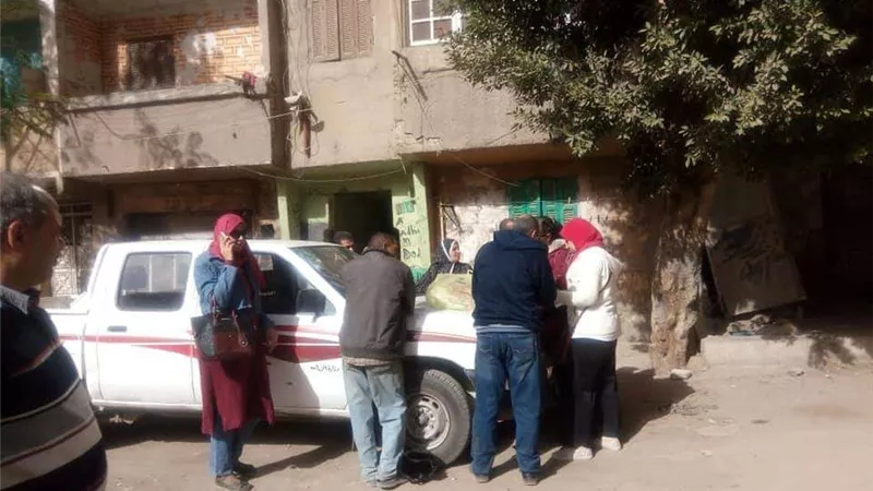 إزالة عشش تربية الطيور وذبحها بشارع خورشيد ولجنة من حى العمرانية لتطهير المكان