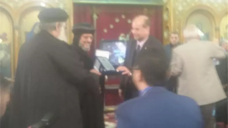 مدير تعليم غرب شبرا يكرم مطران شبرا وسط شعب الكنيسة