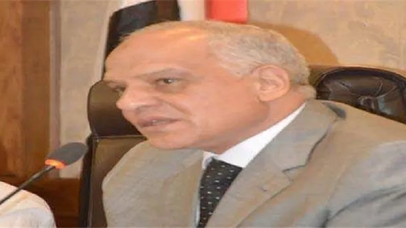 2000 جنية مكافأه من محافظ الجيزة لعامل نظافة العمرانيه