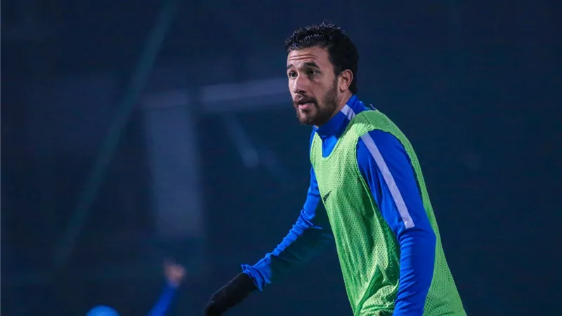 بالصور.. جماهير قاسم باشا تعيد تريزيجيه لتدريبات الفريق